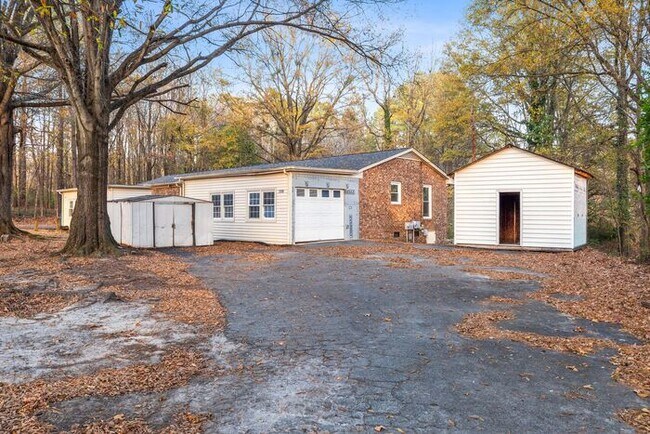 Foto del edificio - McLeansville - Minutes from Elon & Greensboro! Few Acres, Brick Duplex, Just Painted, New Carpet,...