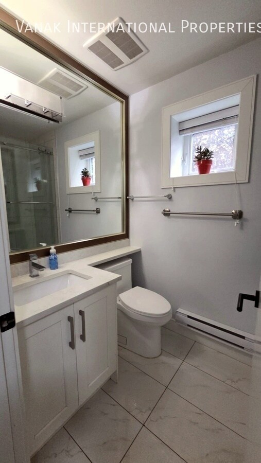 Photo du bâtiment - 3 Bed + 2 Bath Modern Basement Suite | Partially Furnished