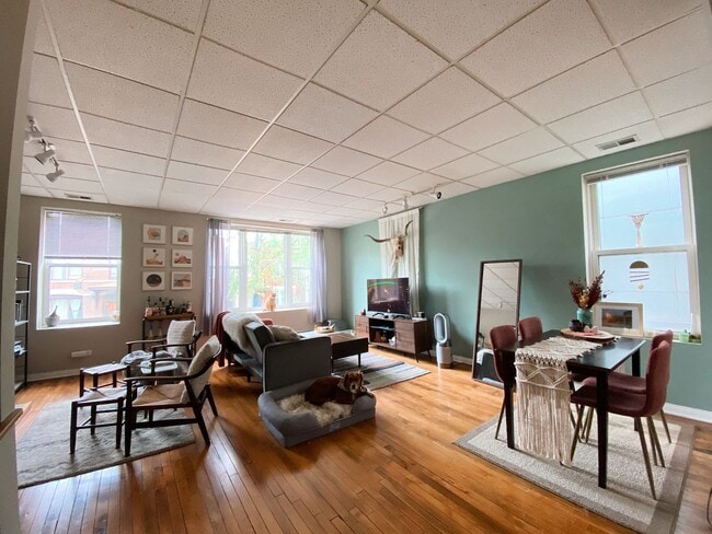 Building Photo - 2117 W Ohio St