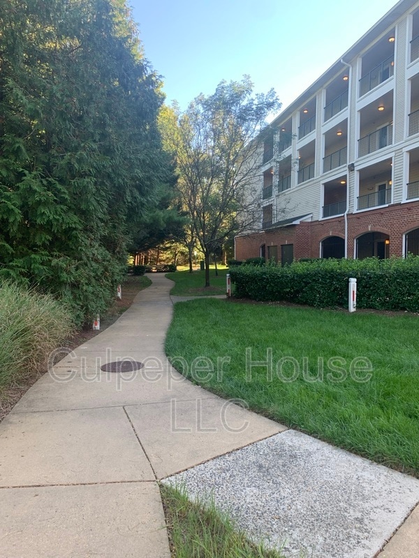 Building Photo - 4860 Eisenhower Ave