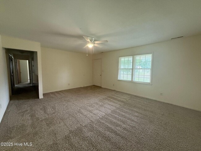 Building Photo - 105 Royal Ct