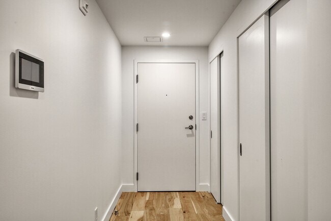 Building Photo - 3460 Rue Peel