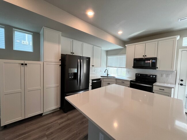 Kitchen - 4541 N Quemoy St