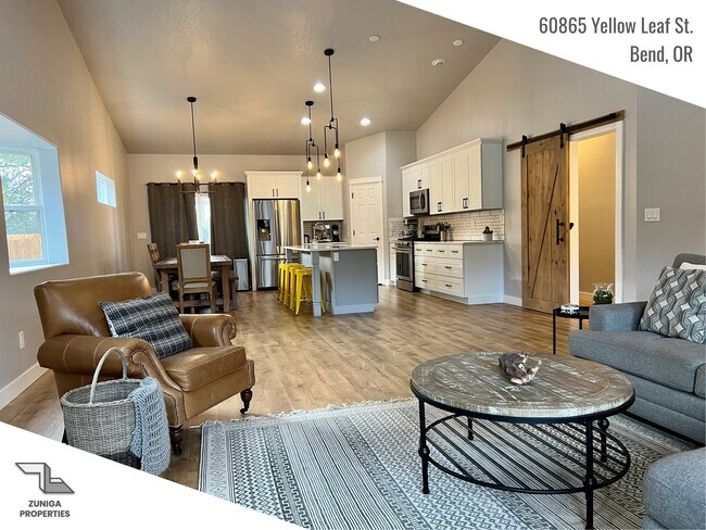 Great room - 60865 Yellow Leaf St