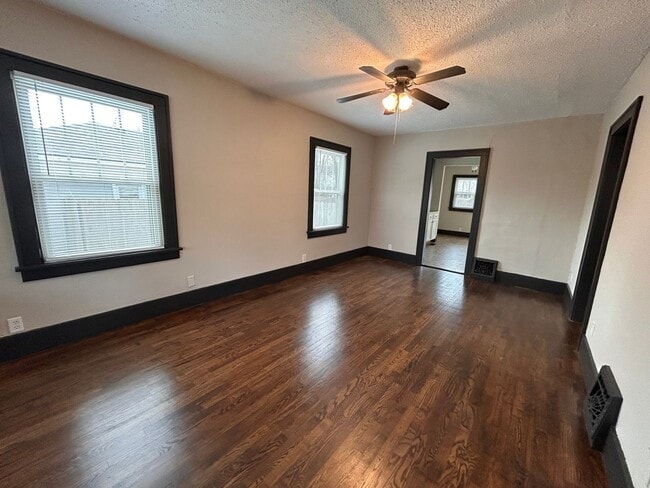 Building Photo - Cute 2 Bedroom 1 Bath Home