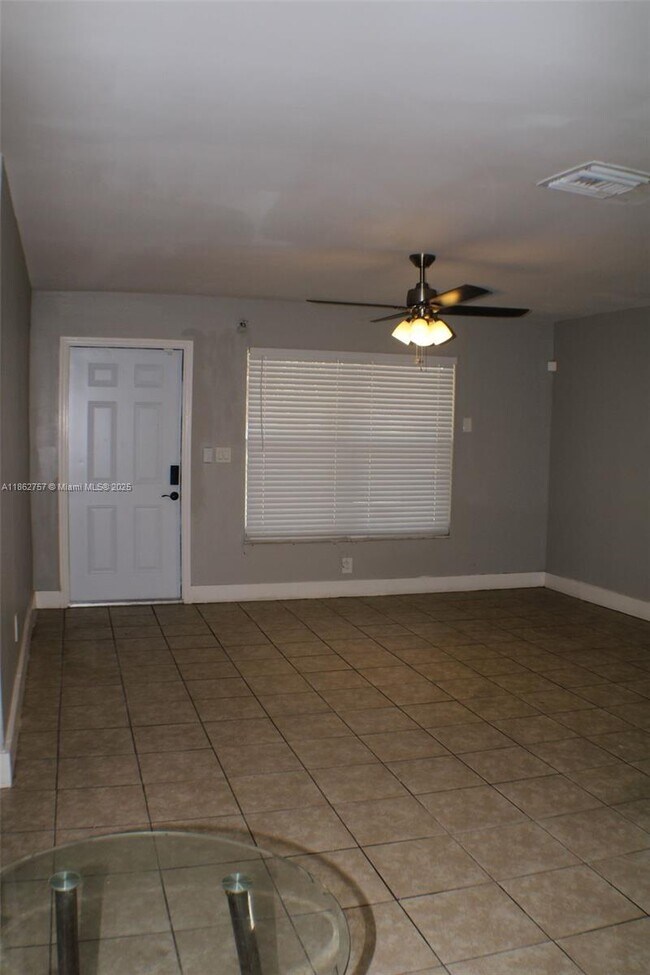 Foto del edificio - 3133 SW 13th St