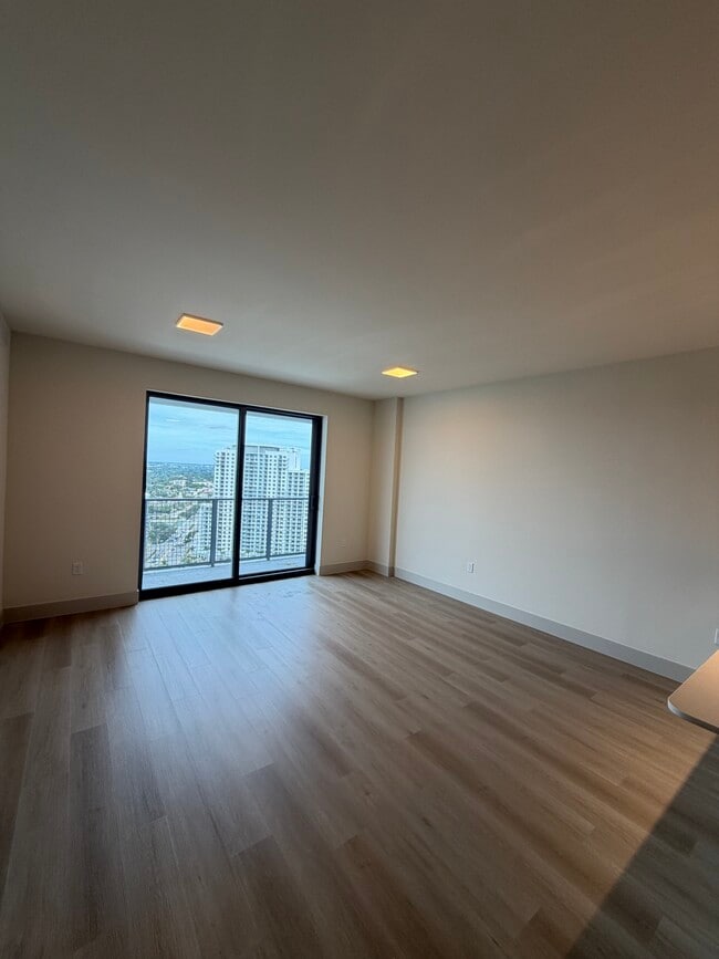 Building Photo - 1549 Van Buren St