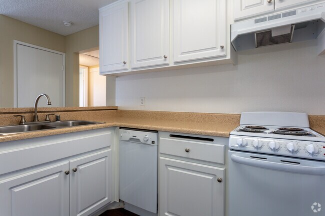 1HAB, 1BA - The Huntington Breeze