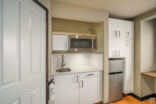 Deluxe Studio -180SF - Sophie Studios - A Retreat on 20th