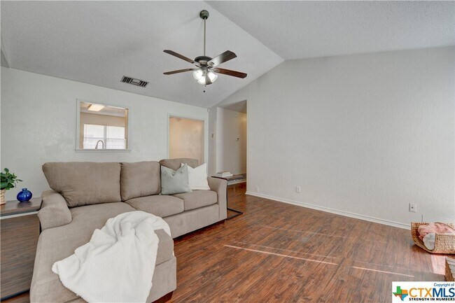 Foto del edificio - 2212 Hilltop Loop