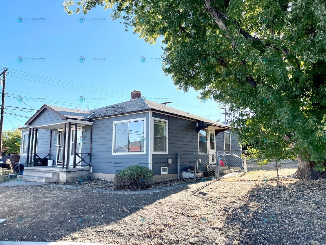 Primary Photo - Rent Special:$300 off first months rent!!!...
