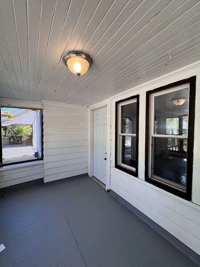Building Photo - Three bedroom one bathroom home for rent