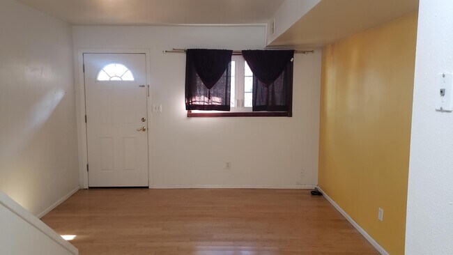 Building Photo - 1609 Cottonwood Dr