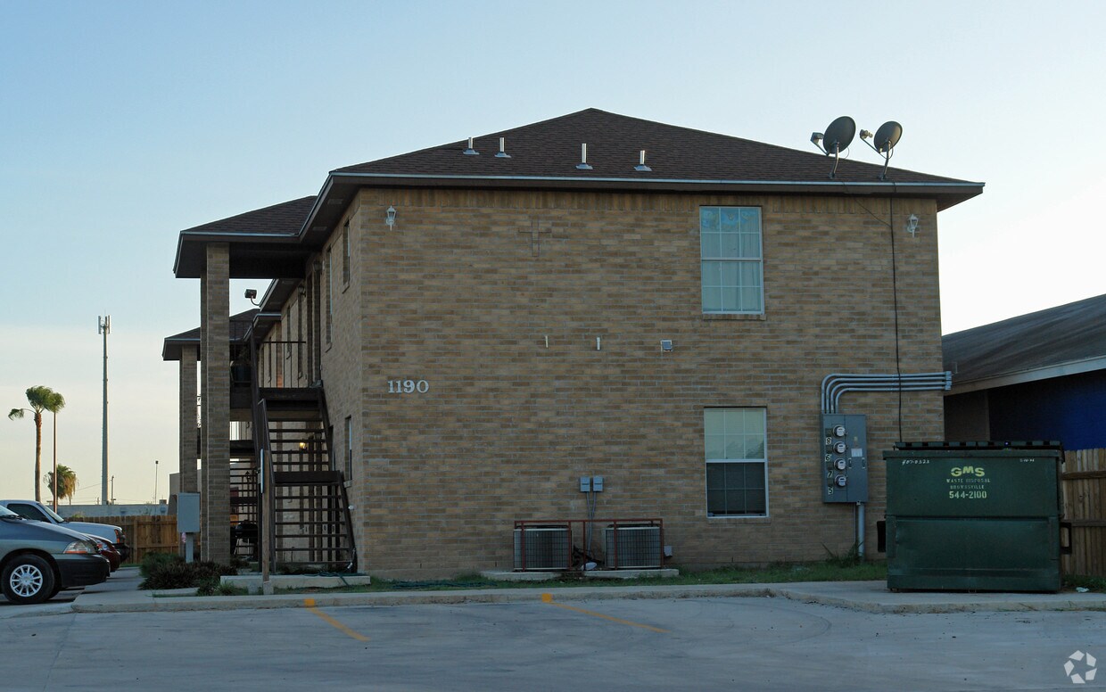Building Photo - 1190 Robinhood Dr