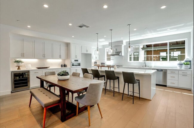 Foto del edificio - 15017 Briggs Ct