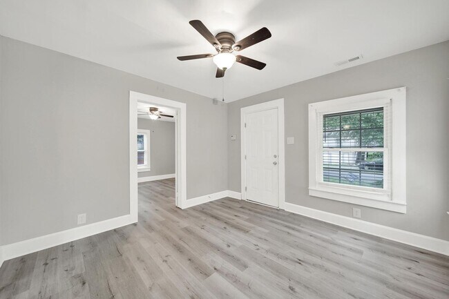 Foto del edificio - Recently Renovated 2 Bedroom Home in Rock ...