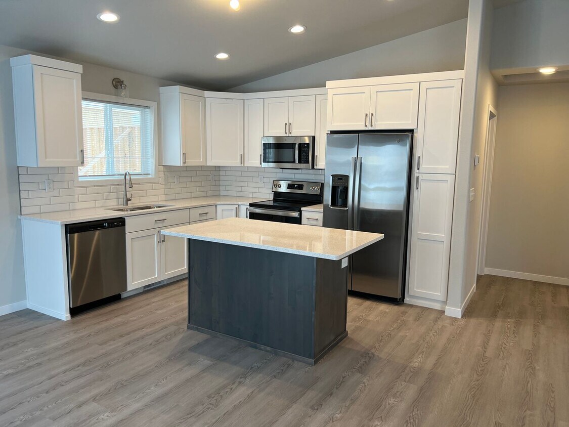 Foto principal - 3 Bed 2 Bath Single Family Home