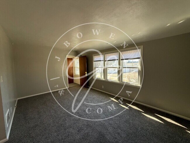 Foto del edificio - "Charming 2-Bed upper Duplex on Wyckliffe Parkway – Cozy Living Awaits!"