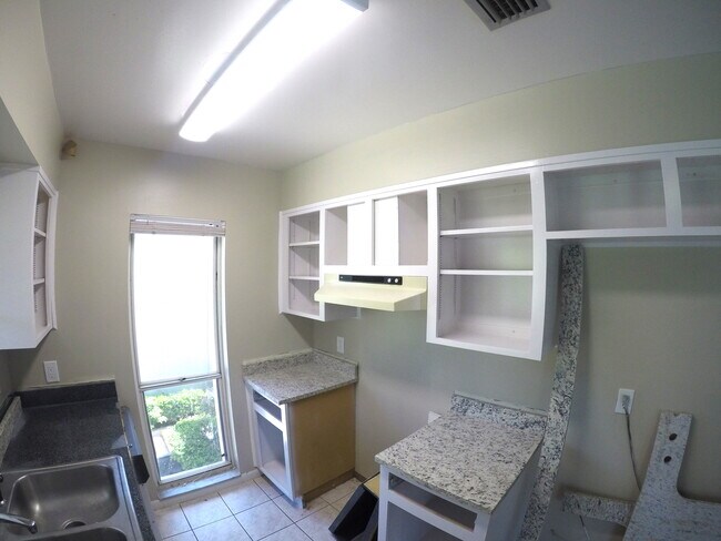 Foto del edificio - 1914 W Waters Ave