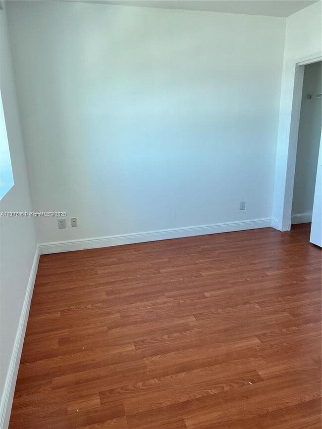 Foto del edificio - 14951 Royal Oaks Ln