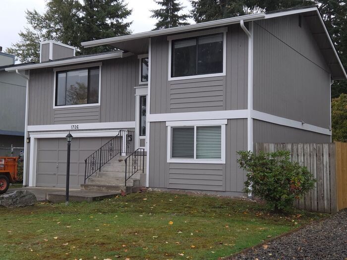 Building Photo - Tacoma 5 Bed, 2 Bath Split Level With Larg...
