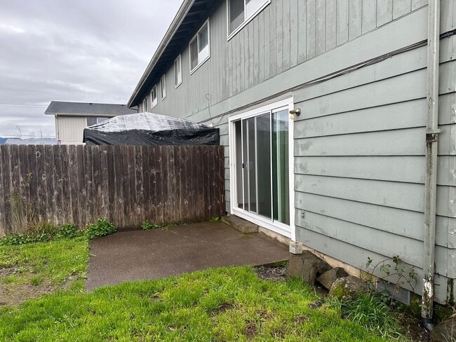 Building Photo - Updated 2 bedroom, 1 bath with garage!