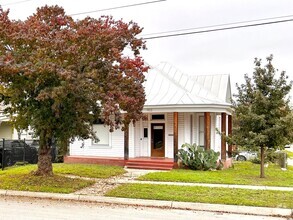 Building Photo - 902 N Pine St