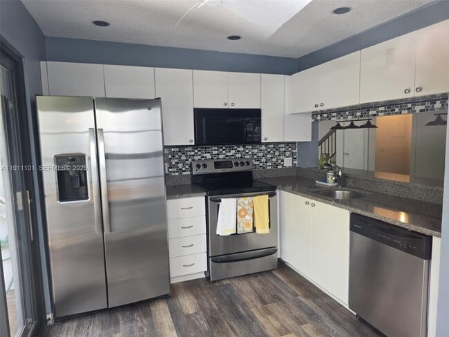 Foto del edificio - 20900 Leeward Ct