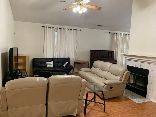 Building Photo - Perfect Location! Steps to schools, Upper ...