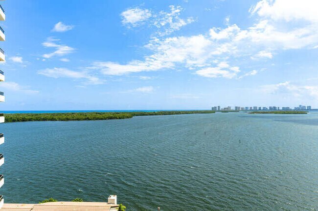 Foto del edificio - 100 Lakeshore Dr