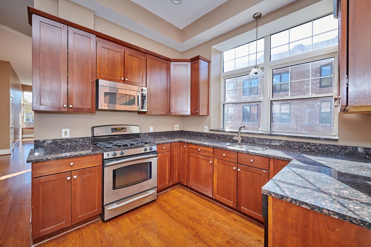 Primary Photo - 1048 N Ashland Ave