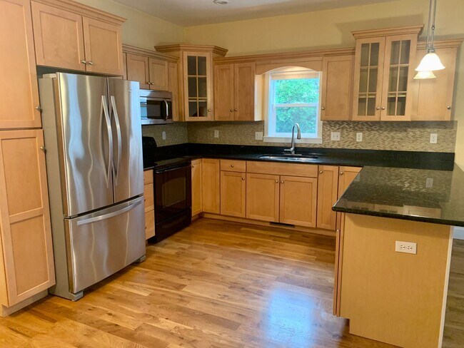 Foto del edificio - Spacious 3 bedroom Costal Home with Vaulted Ceilings & Soaking Tub