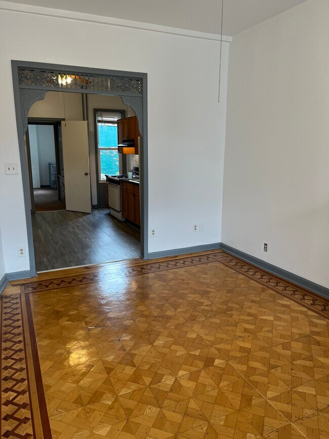Hermosos pisos de parquet en sala de estar. - 43 First Street, Albany NY, USA