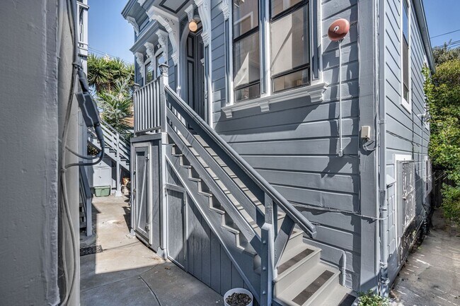 Building Photo - Charming 2 Bed, 1 Bath Cottage in the Hear...