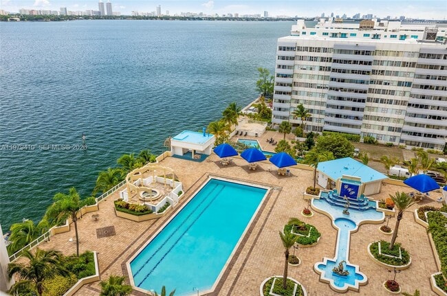 Foto del edificio - 7601 E Treasure Dr