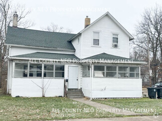 Building Photo - 674 Carlysle St