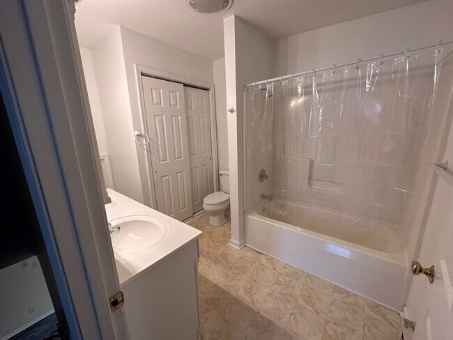 Baño V2 - 426 W Main St