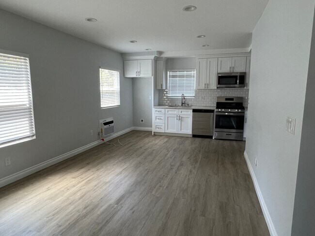 Building Photo - Recently remodeled little house in Camarillo