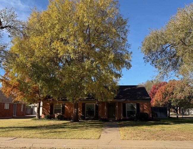 Foto del edificio - 3500 Patterson Dr