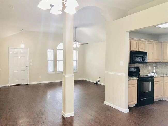 Building Photo - 2421 Esquire Dr
