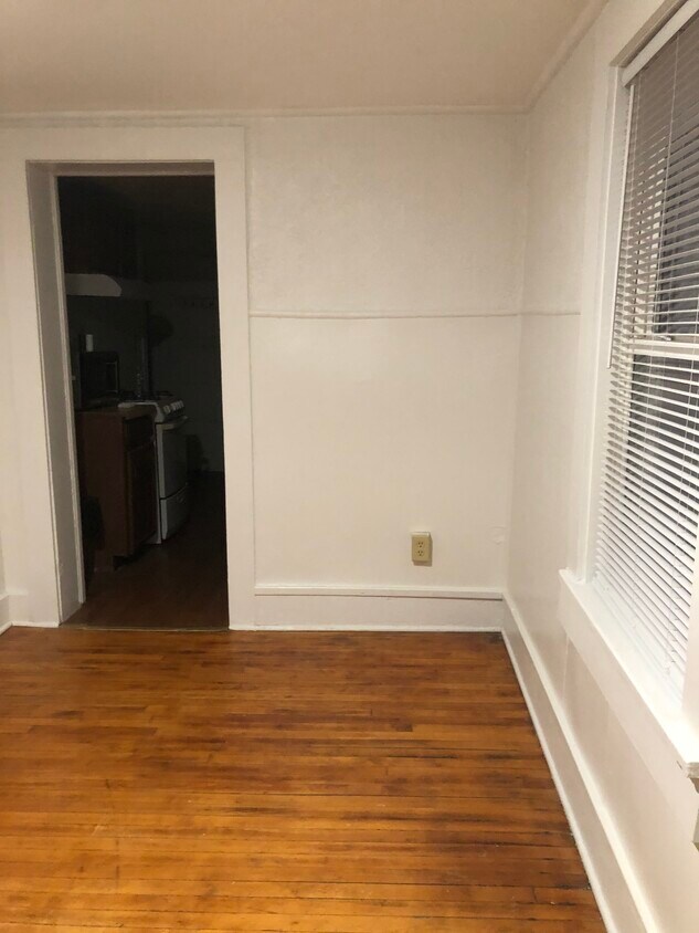 Sala de estar con madera dura - 416 Henry St