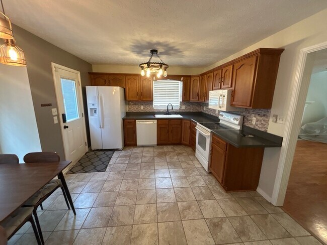 Building Photo - Welcome to 4 Bedroom and 3.5 Bath Home In ...