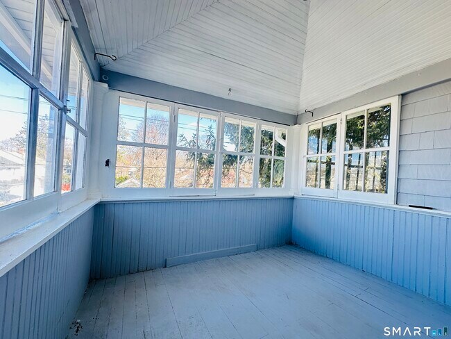 Foto del edificio - 133 Quaker Ln S