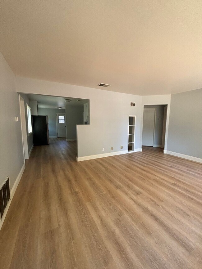 Building Photo - LOCATION! LOCATION! 3 Bed. 1 Bath Home Ava...