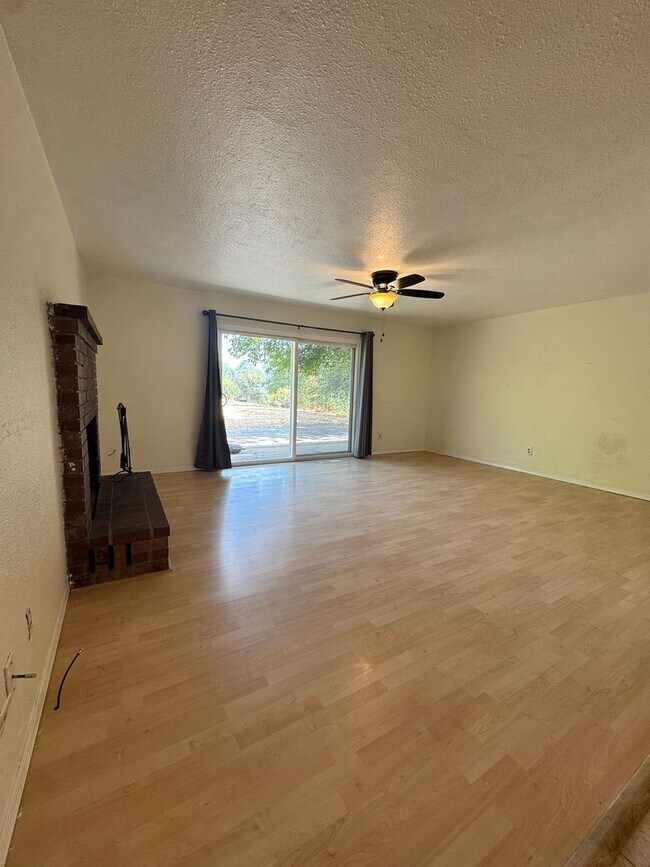 Foto del edificio - SIZEABLE 3 BED 2 BATH HOME IN THE STARLIGHT SUBDIVISION