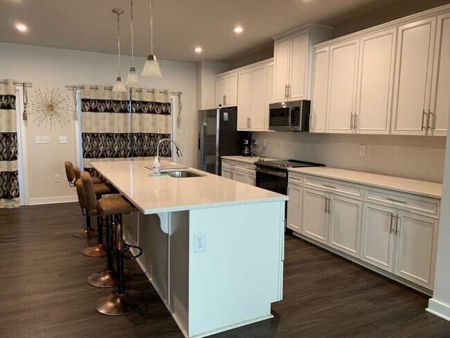 Building Photo - 4-bedroom, 3.5-bath townhouse in Dye Estates