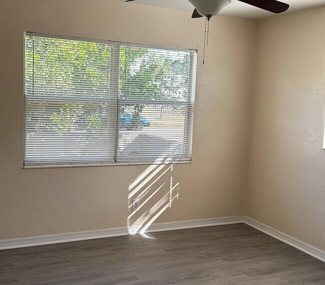 Building Photo - 2521 18th Ave S