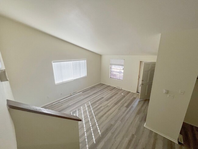 Foto del edificio - Spacious 3 bedroom dupex! Fresh paint!