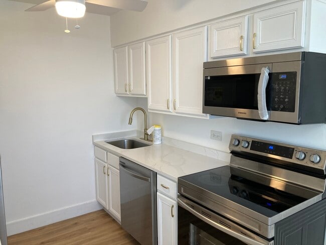 Building Photo - 1301 W Touhy Ave
