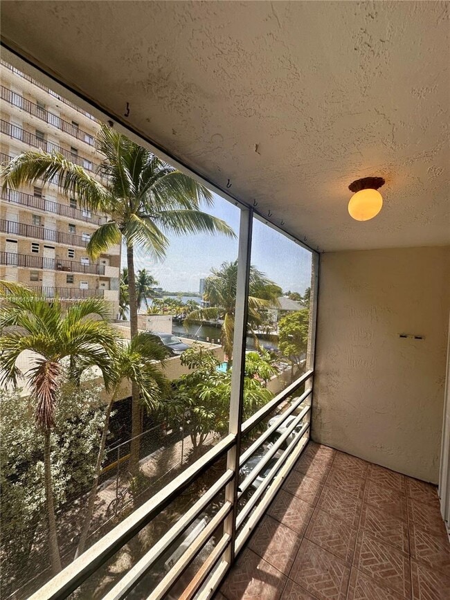 Foto del edificio - 2935 NE 163rd St